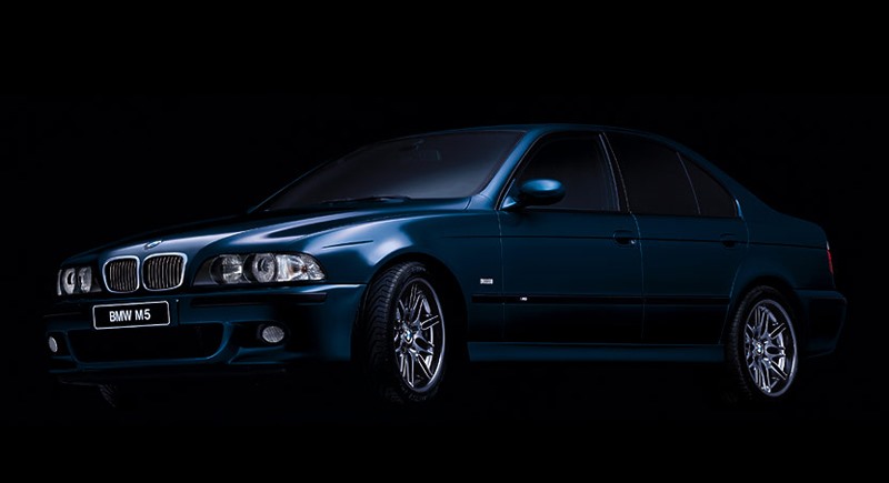 <p>BMW начала работу над тем, что должно было стать четвертым поколением 5-й серии в 1989 году. Получившийся в результате E39 был представлен критикам на автосалоне во Франкфурте в сентябре 1995 года, а флагманскую версию M5 мир увидел на автосалоне в Женеве в марте 1998 года.</p>
