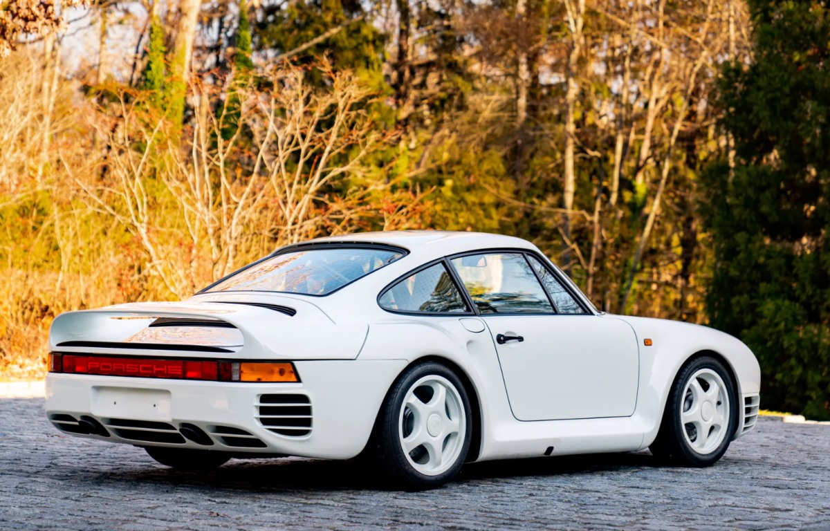 <p>Однако перед тем, как расстаться с машиной, он арендовал трассу во Франции и наслаждался своей 959 Sport в ее стихии, также поочередно управляя Ferrari F40 и 288 GTO.</p>
