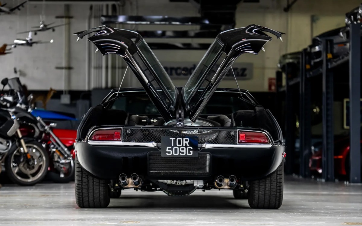 <p>De Tomaso Mangusta 1969 года — это ответ Алехандро Де Томасо при посредничестве Джорджетто Джуджаро, Кэрроллу Шелби.</p>
