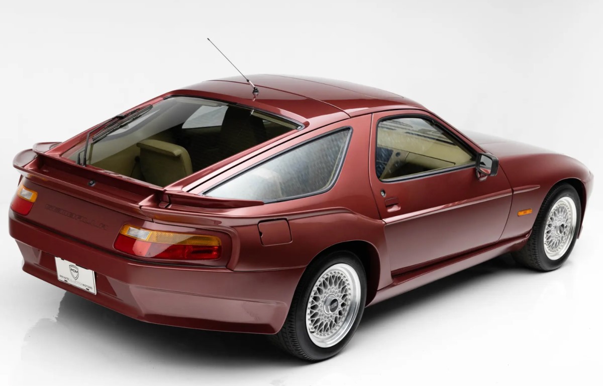 <p>Необычный пример культуры автомобильного тюнинга 1980-х годов носит модификация Widebody Version I-style от Gemballa.</p>
