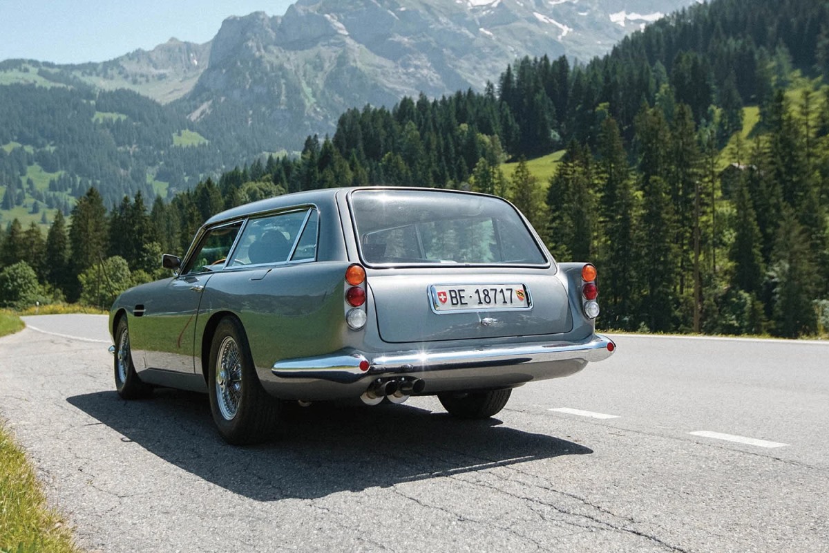 <p>Как гласит история, Браун вошел на совещание совета директоров, на котором присутствовали некоторые из его инженеров, посадил свою охотничью собаку на стол и сказал: «Сделайте мне что-нибудь, чтобы он мог сидеть».</p>
