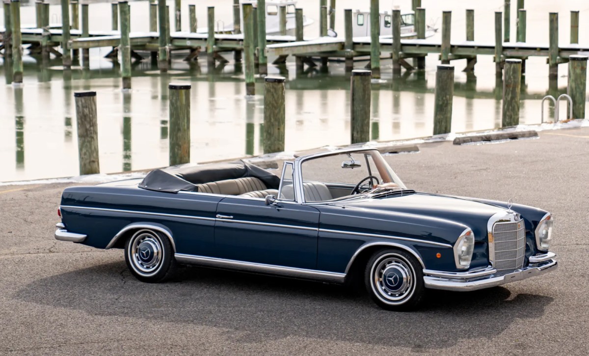 <p>Технологическое чудо середины прошлого века с системой впрыска топлива и пневматической подвеской. Предположительно, это один из 708 выпущенных экземпляров.</p>
