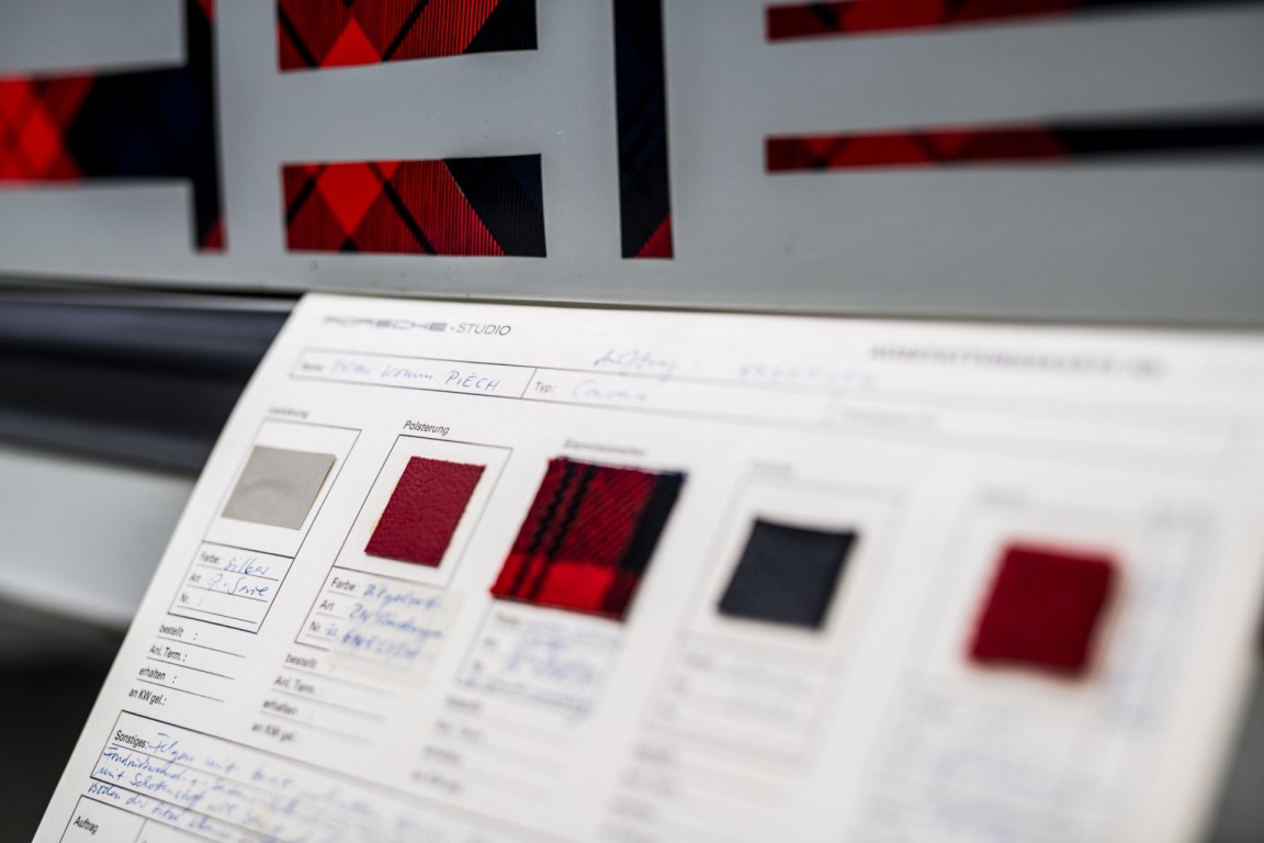 <p>кани с клетчатым узором символизируют традиции и мастерство, принадлежность и уверенность. Ровно 50 лет назад три тартана можно было найти в списке опций эксклюзивно для Porsche 911 Turbo.</p>
